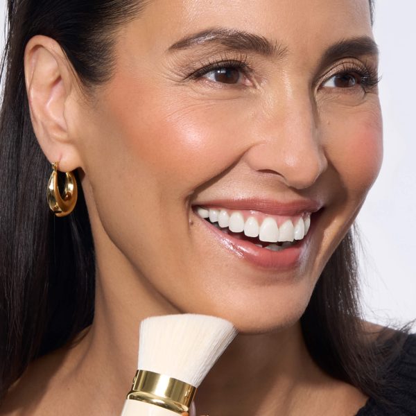 Retractable Angled Kabuki Brush Holiday - Image 4